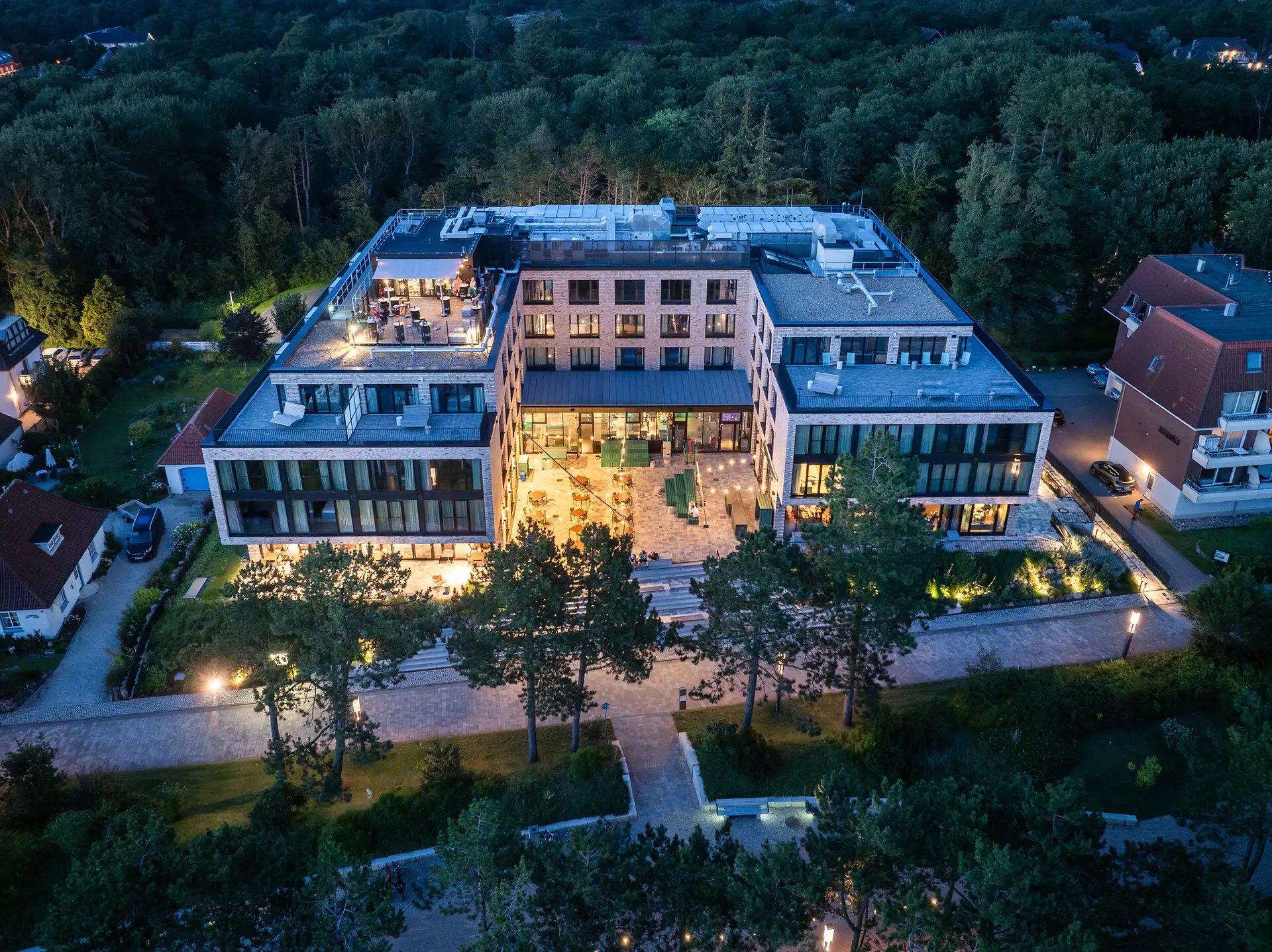 Urban Nature St Peter-Ording A building surrounded by trees.